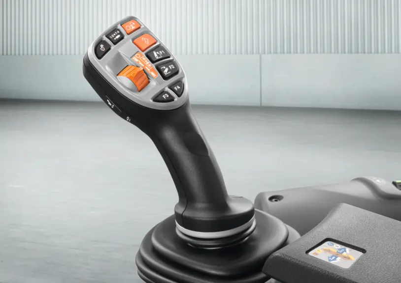 Les tracteurs Claas Arion 400 sont doté d'un joystick hydraulique accueillant également les commandes du relevage, de la transmission et des mémoires