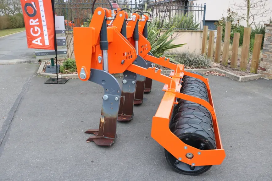 Le fissurateur Plowin d'Agrowin International est proposé en sécurité boulon ou nons-top hydraulique © M. Portier