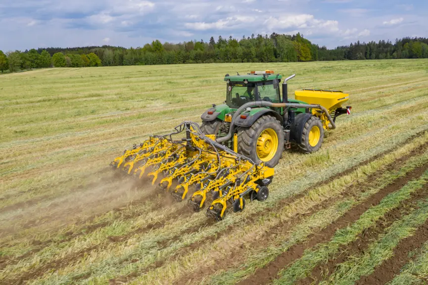 Le strip-tiller Strip-Master En de Bednar se combine à une trémie frontale pour fertiliser en localisé. © Bednar