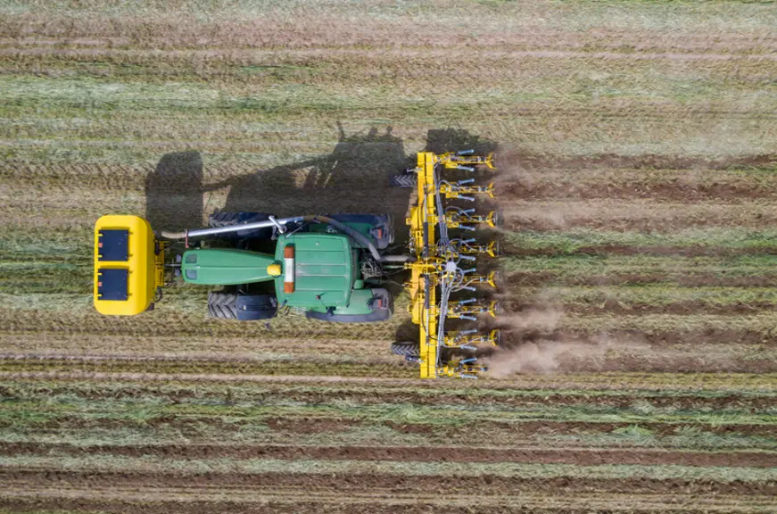 Le strip-tiller Strip-Master En de Bednar requiert un tracteur d'une puissance comprise entre 240 et 280 ch. © Bednar