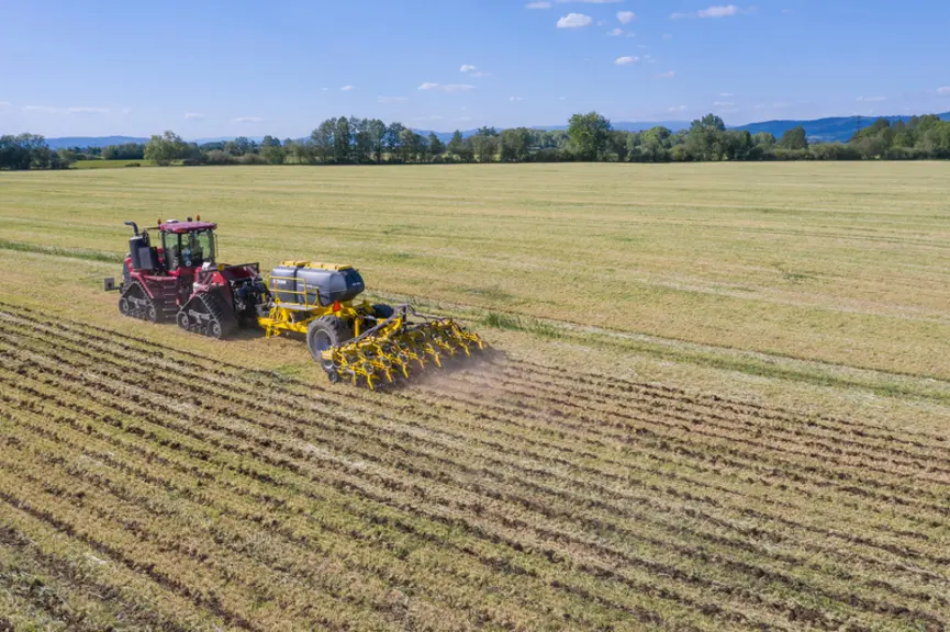 Le strip-tiller Strip-Master En de Bednar se combine aux trémies semi-portées Combo System CS ou Ferti-Cart.FC. © Bednar