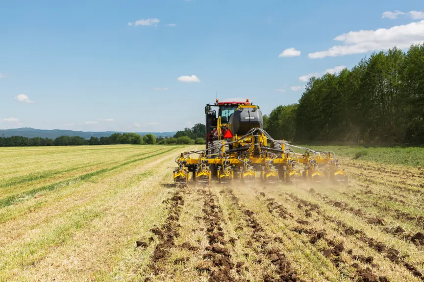 Le strip-tiller Strip-Master En de Bednar présente une largeur de travail de 6 mètres. © Bednar