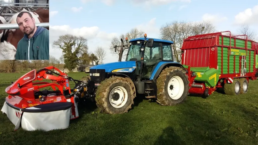 Faucheuse frontale Kuhn sur tracteur New Holland TM140 et remorque autochargeuse Strautmann