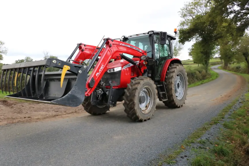 Essai du Massey Ferguson 5711 M sur route. © M. Portier