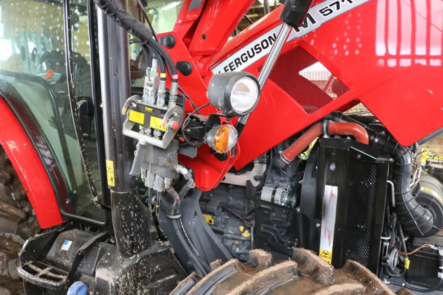 Le tracteur Massey Ferguson 5711 M dispose d'un chargeur frontal bien intégré, tout comme le système de dépollution. © M. Portier