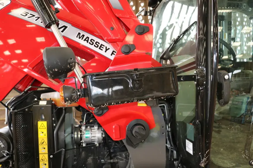 Une boîte à outils haut perchée sur le tracteur Massey Ferguson 5711 M. © M. Portier