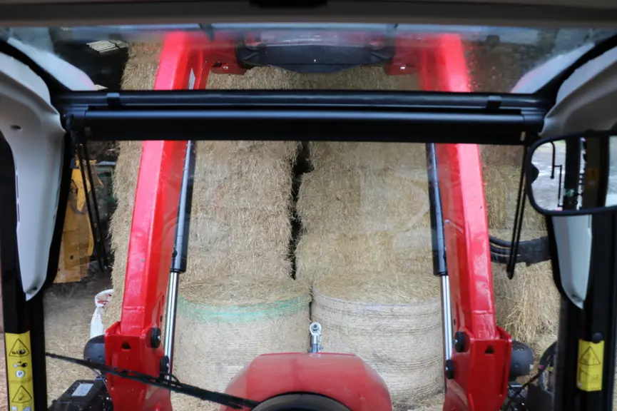 Le tracteur Massey Ferguson 5711 M est doté d'un pare-brise arrondi et d'un toit vitré. © M. Portier