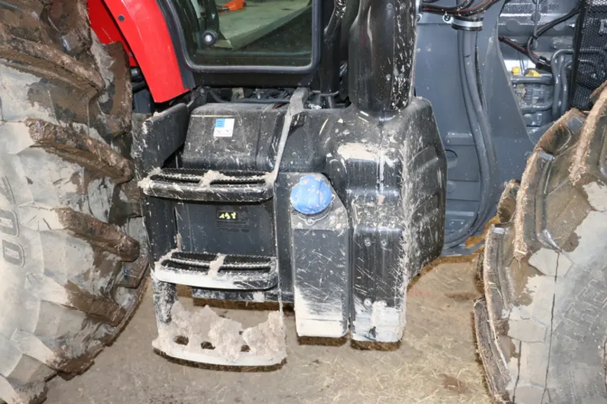 Plein d'AdBlue à droite sur le tracteur Massey Ferguson 5711 M. © M. Portier