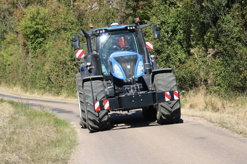 Essai du New Holland T8.380 Genesis sur la route © M. Portier