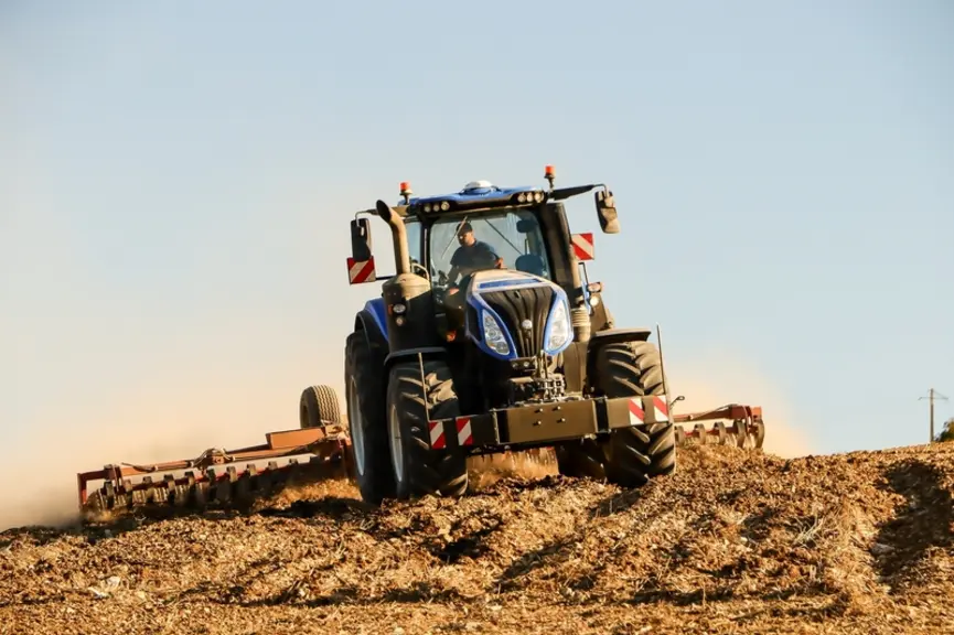 Essai du New Holland T8.380 Genesis avec le rouleau à barre niveleuse © F. Mabilat