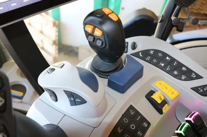 Le New Holland T8.380 Genesis reçoit un joystick hydraulique très complet © M. Portier