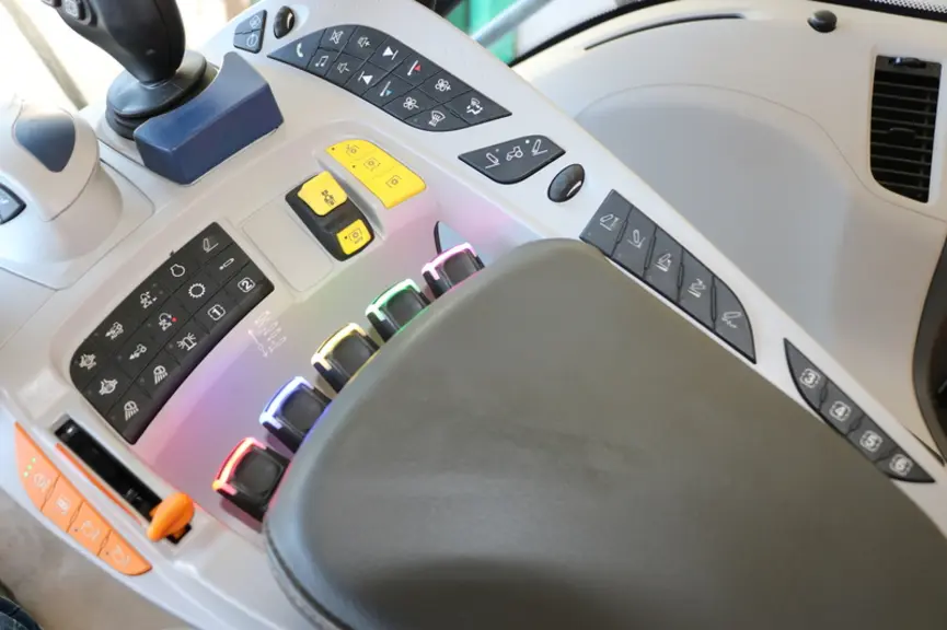 Le New Holland T8.380 Genesis propose plusieurs boutons configurables et des fingertips identifiés par une led qui change de couleur en fonction du di