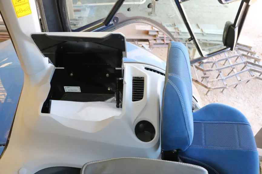 Le New Holland T8.380 Genesis offre de nombreux rangements dans la cabine © M. Portier