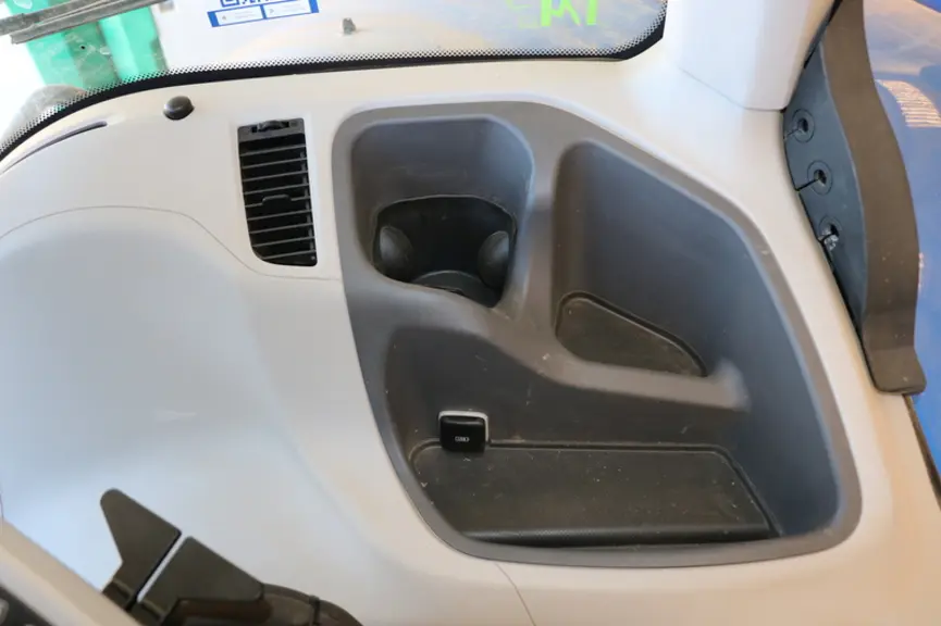 Le New Holland T8.380 Genesis offre de nombreux rangements dans la cabine © M. Portier