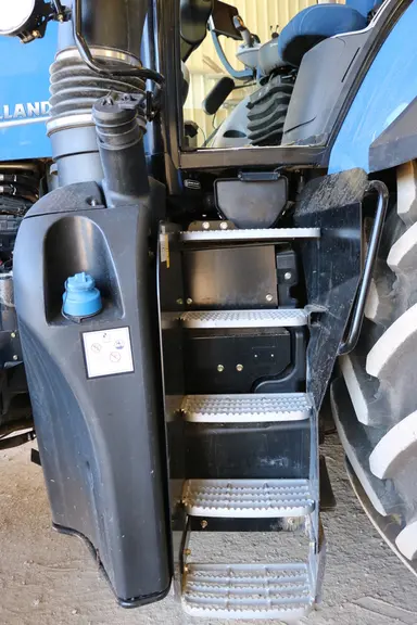 Accès à la cabine du New Holland T8.380 Genesis © M. Portier