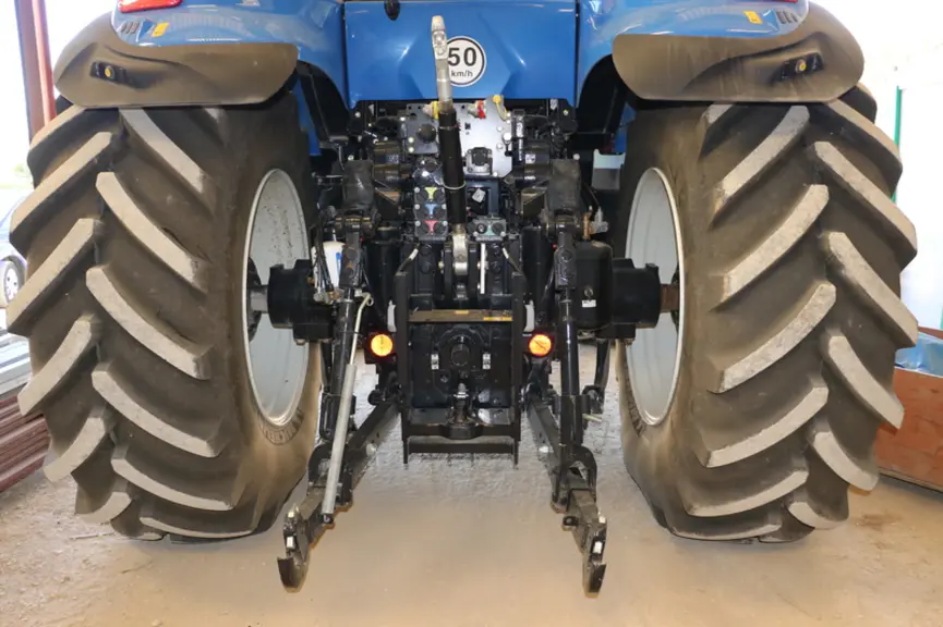 Le New Holland T8.380 Genesis dispose de bras de relevage un peu courts © M. Portier