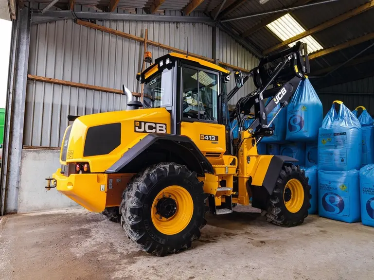 La chargeuse JCB 413S atteint désormais 150 chevaux.  © JCB