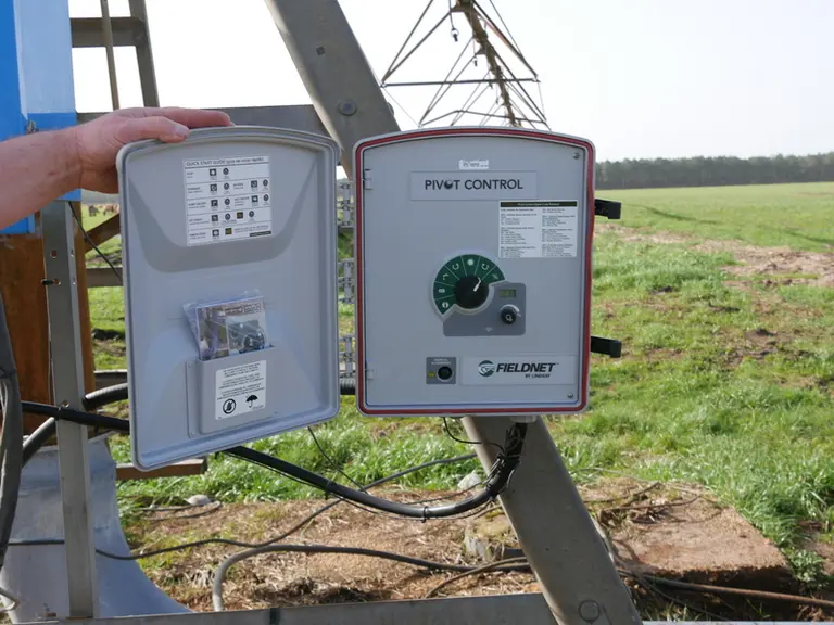 Connecté à l'armoire de chaque pivot, le boîtier FieldNet Pivot Control permet de gérer les pivots et pompes à distance.  © L. Vimond
