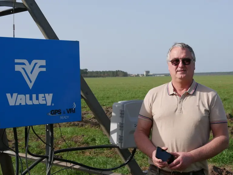 Depuis 2020, le smartphone de Franck Minjat est devenu un outil incontournable dans le pilotage et la surveillance de l'irrigation. Il y contrôle le b