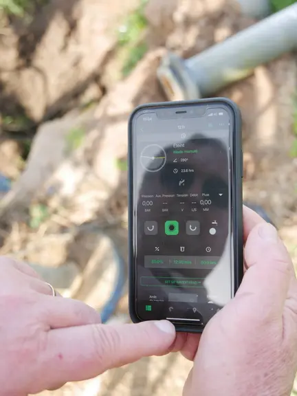 Depuis son smartphone, Franck Minjat peut piloter les sections où il active le canon d'extrémité. Il s'assure du bon fonctionnement général de l'équip