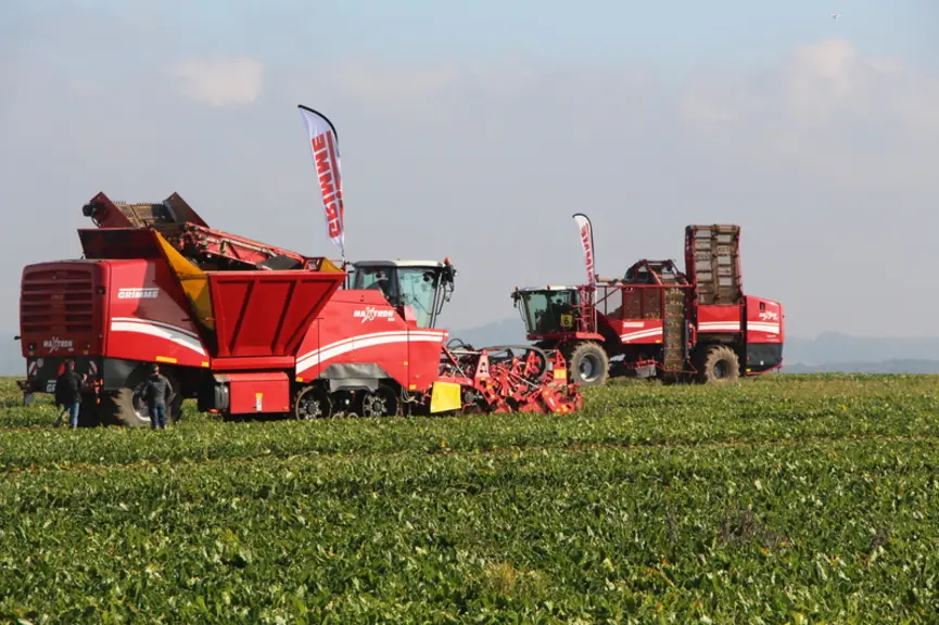 À capacités de trémie équivalentes, les intégrales à chenilles réduisent le tassement sur les 30 premiers centimètres par rapport aux versions à roues. En revanche, en profondeur, le tassement est comparable, constate Vincent Tomis, d'Agro-Transfert. Mêmes observations avec deux tracteurs John Deere 8R et 8RX (à roues pour le premier et à chenilles pour le second) de poids semblables.  © L. Vimond
