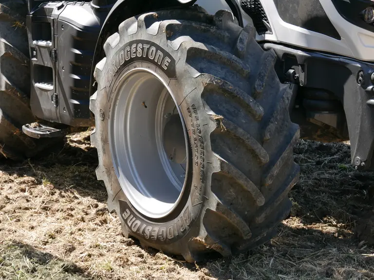 Que ce soit en chenilles ou en pneus, plus la monte est large et de grand diamètre (pour les pneus), mieux c’est pour le tassement superficiel. Opimis