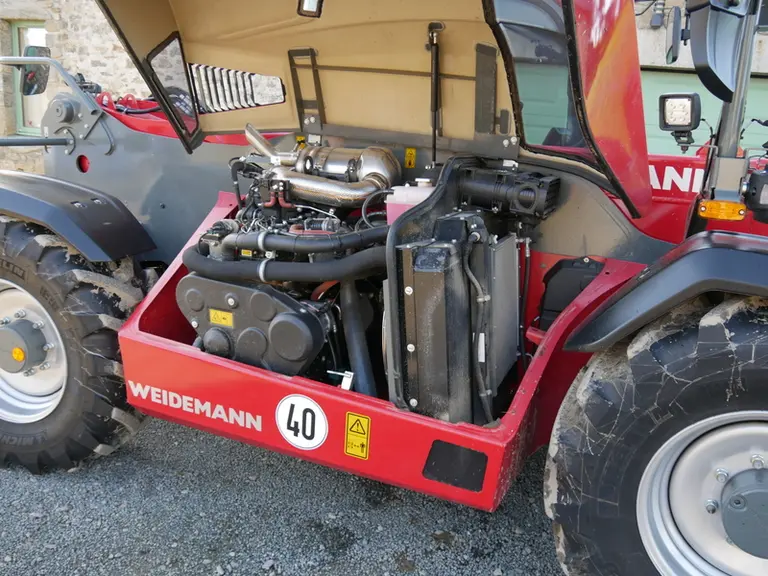 Le chargeur télescopique Weidemann T7042 loge un moteur Perkins 4 cylindres de 3,6 litres développant 136 ch.