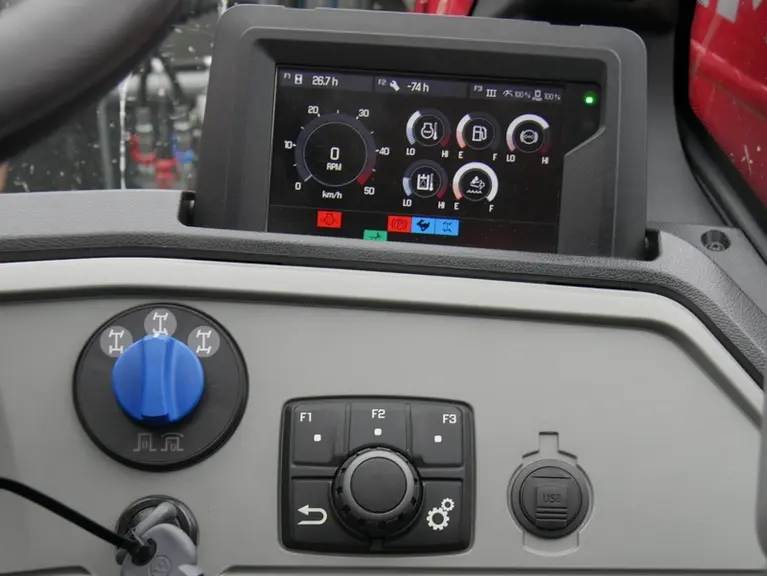 Le chargeur télescopique Weidemann T7042 dispose d'un écran couleur se contrôlant à l'aide de la molette et des touches F1, F2 et F3 présentes sur le tableau de bord. 