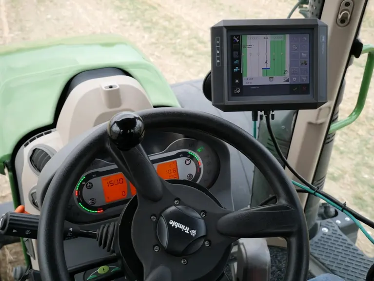 Les consoles Isobus de Müller-Elektronik peuvent être associées aux systèmes de guidage Trimble. © Trimble