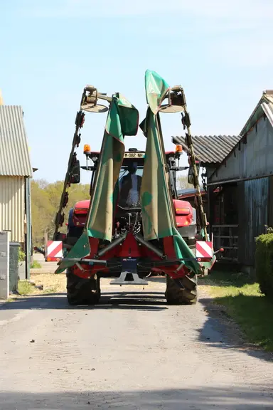 La faucheuse arrière offre un gabarit compact au transport, avec peu de porte-à-faux vers l'arrière. © M. Portier