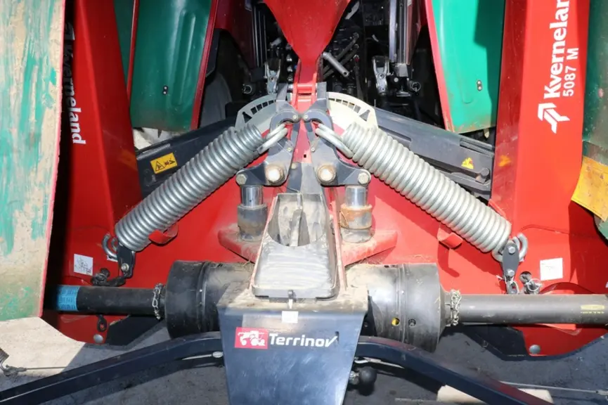 La suspension des deux lamiers arrière est réglable hydrauliquement grâce à deux vérins qui ajustent la tension des ressorts de suspension. © M. Porti