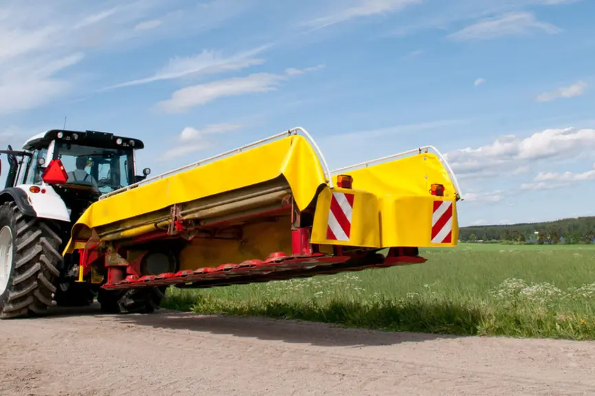 Du fait de la taille des lamiers, le combiné Pöttinger Novacat S12, qui fauche jusqu'à 11,20 m avec un traceur de 160 ch, propose un repliage arrière.
