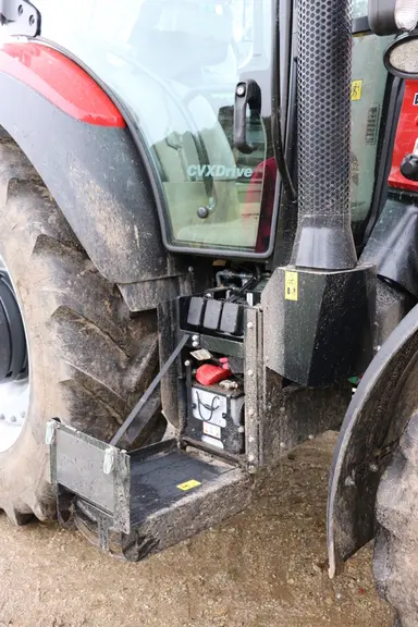 Le tracteur Case IH Vestrum 130 CVXDrive est équipé d'un marchepied vertical à droite, qui s'escamote pour accéder à la batterie. © M. Portier