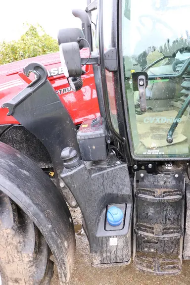 Le tracteur Case IH Vestrum 130 CVXDrive profite d'un accès aisé aux réservoirs de GNR et d'AdBlue, ainsi qu'à la caisse à outils. Le marchepied est u