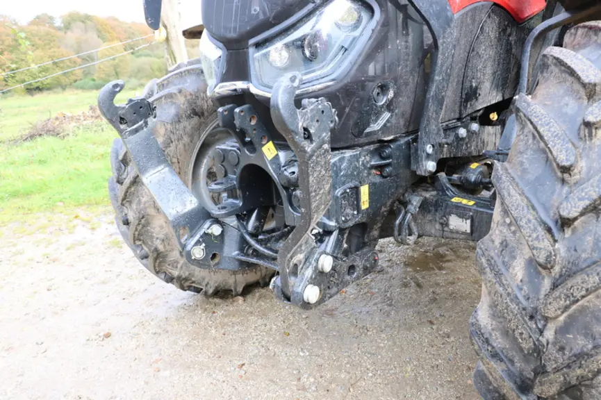 Le tracteur Case IH Vestrum 130 CVXDrive reçoit un relevage avant bien intégré. Son pont avant suspendu est efficace. © M. Portier