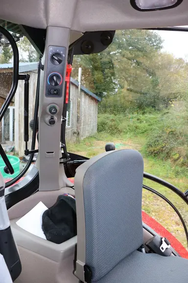 Le tracteur Case IH Vestrum 130 CVXDrive dispose de commandes de clim' sur le montant arrière gauche. © M. Portier