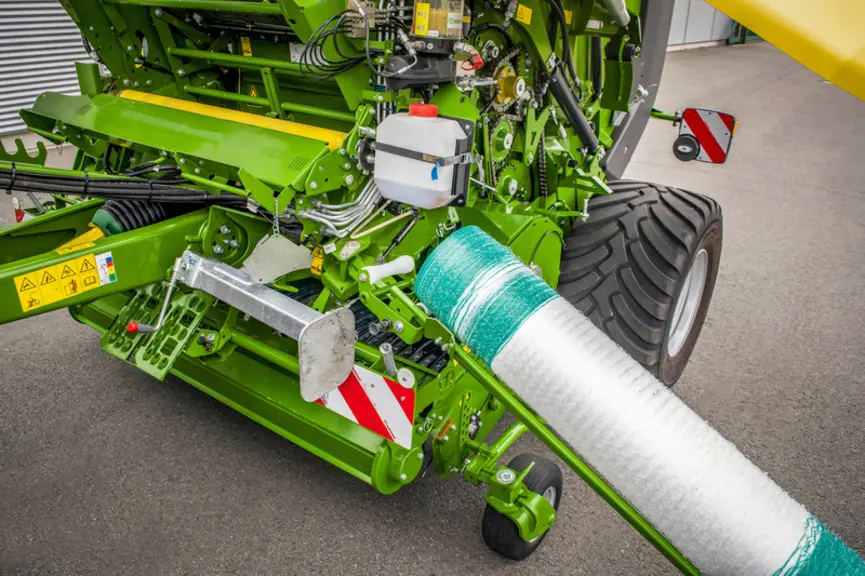 Les constructeurs cherchent à faciliter le chargement des rouleaux de filets qui peuvent peser jusqu'à 45 kilos. © Krone