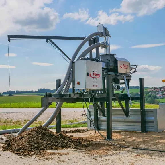 Le séparateur de phase Fliegl est doté d'une potence et d'un treuil manuel à câble permettant de plonger la pompe dans la fosse. © Fliegl