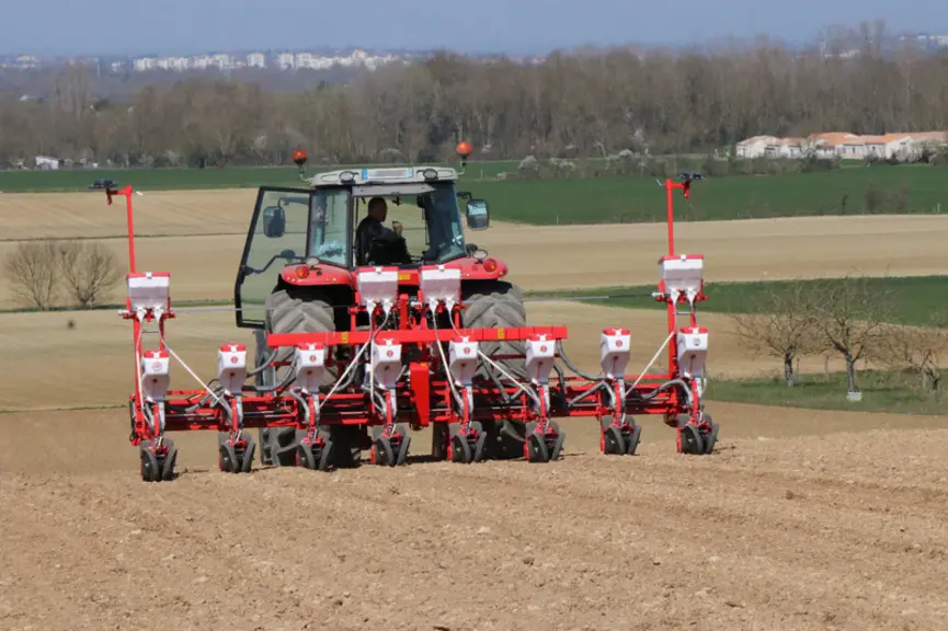 Le semoir Ozdoken VPKT, à châssis télescopique, se complète en option de fertiliseurs et de microgranulateurs. © Agripartner