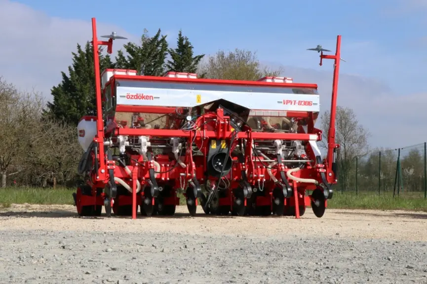 Le semoir monograine Ozdoken VPYT, à double châssis télescopique, est disponible en 6, 7 et 8 rangs.  © Agripartner