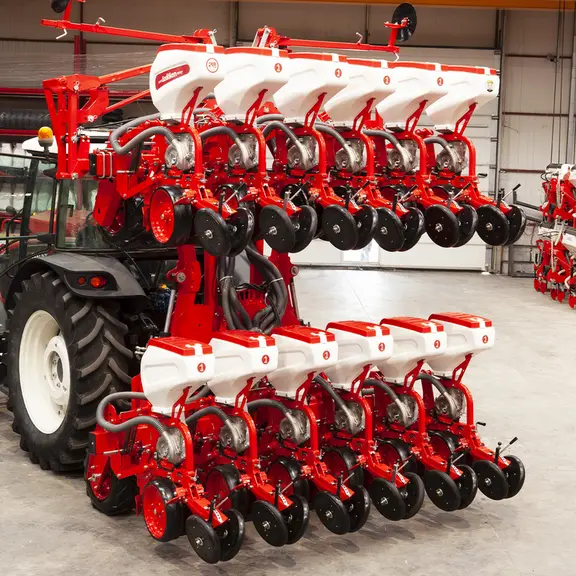 Disponible en 8, 9 et 12 rangs, le semoir monograine Ozdoken Oktopus présente au transport une largeur de 3 mètres. © Agripartner