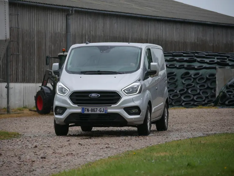 Le Ford Transit Custom PHEV est un fourgon hybride rechargeable équipé d'un moteur essence à trois cylindres de 83 chevaux. © L. Vimond