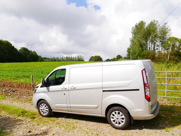 Le Ford Transit Custom PHEV présente une longueur de 4,97 m, une largeur de 2,27 m et une hauteur de 2 m. © D. Laisney