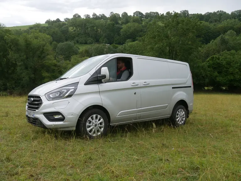 Le Ford Transit Custom PHEV est disponible avec deux portes latérales coulissantes. © D. Laisney