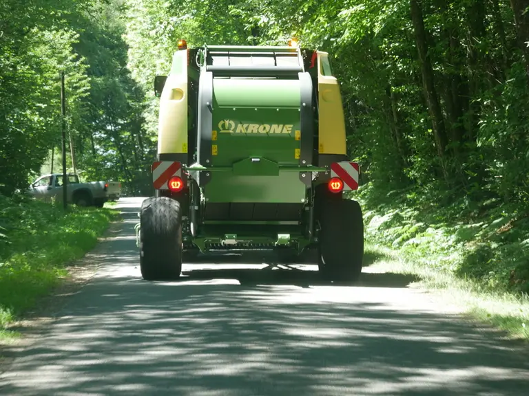 La presse à chambre variable Krone V 190 XC Plus est limitée à 25 km/h sur la route. Noter les optiques personnalisées aux logos de Krone.  © L. Vimond