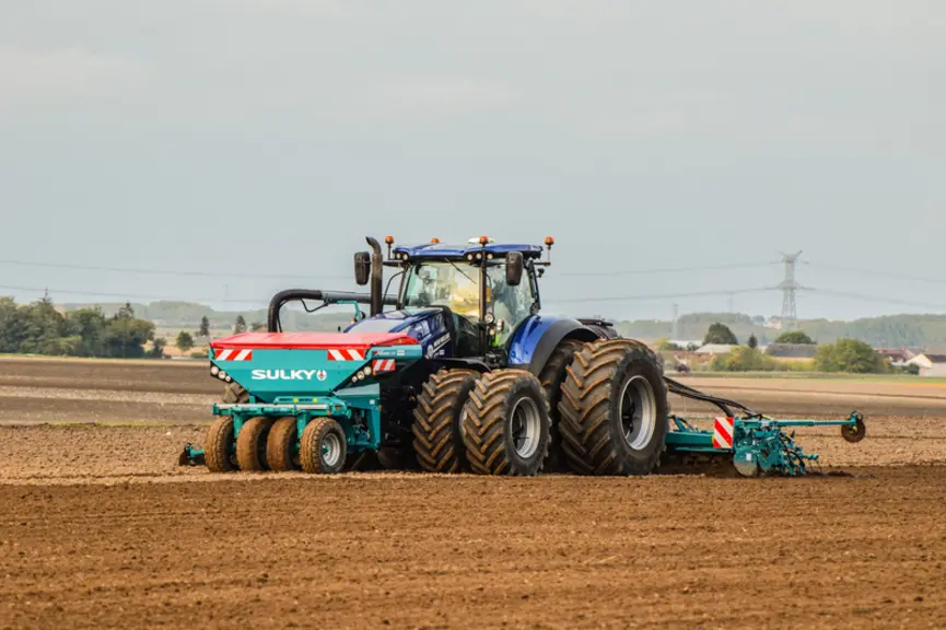 Le jumelage intégral passe parfois par la présence d'un pont avant spécifique. Celui des New Holland T7HD et T8 est, par exemple, sans angle de chasse