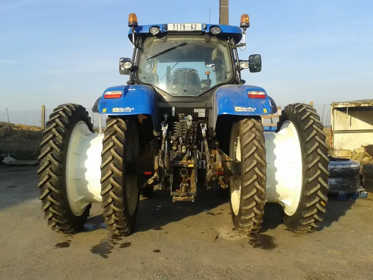 L'écart important entre les roues étroites permet de rouler dans l'interrang sans abîmer la culture lors des opérations de désherbage mécanique, par e