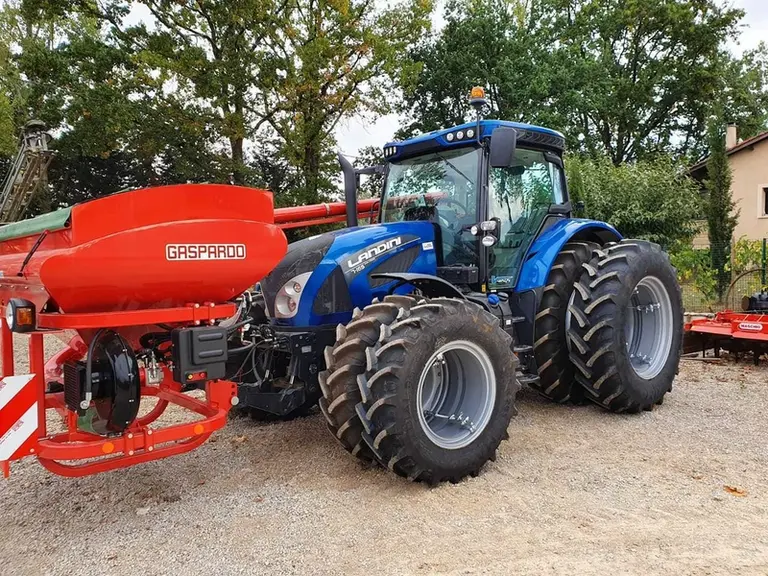 Le jumelage permet de respecter les sols pour les semis et, une fois retiré, de profiter d'un tracteur au gabarit routier pour les activités de transp