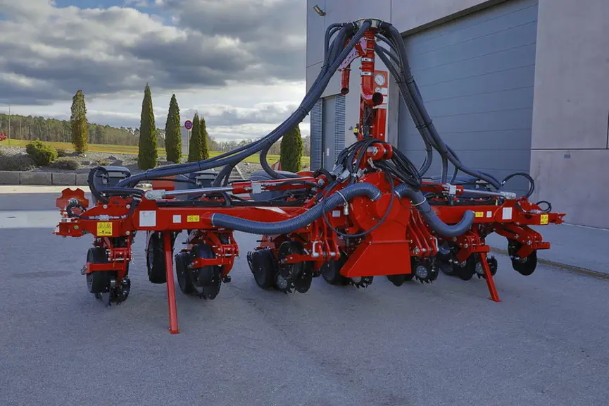 Le semoir porté Horsch Maestro en version six rangs est disponible au choix avec un  système de sélection par pression ou dépression. © Horsch
