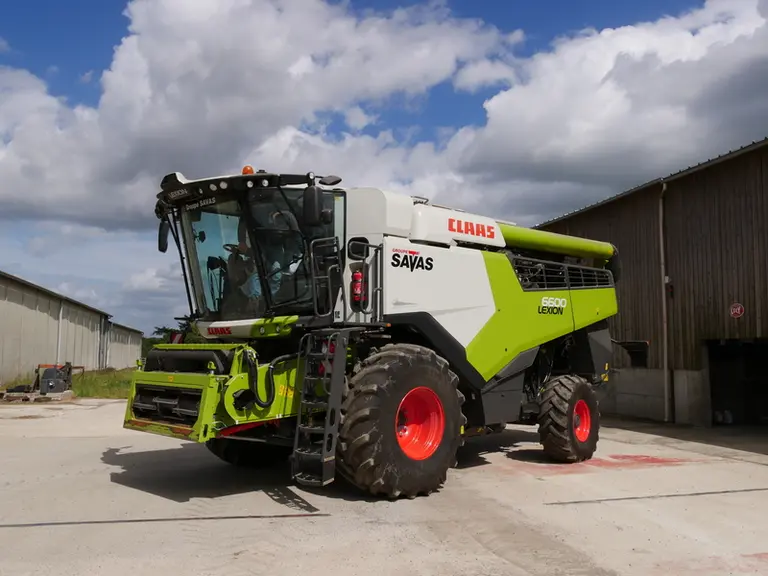 Avec des contrats de location d’une durée de trois ans, l’agriculteur adapte, à chaque renouvellement, la taille de la machine à sa surface à récolter